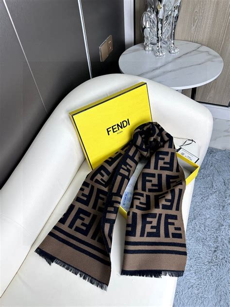 Мужские шарфы Fendi — купить в интернет.